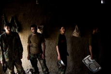 Афганские солдаты стоят в очереди за ланчем