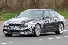 Спортивный BMW M5 снимает камуфляж