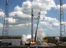 Частная космическая ракета Falcon 9 совершила первый полет