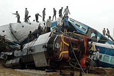 Более полусотни человек погибли при столкновении поездов в Индии