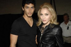 Мадонна собирается устроить бракосочетание со своим молодым любовником Хесусом Лусом в Санкт-Петербурге