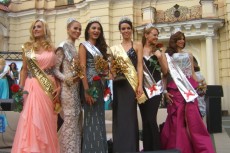 Вильнюсе завершился международный конкурс "Миссис Вселенная — 2010", победительницей которого стала представительница Финляндии Дженника Ханнусаари