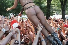 Lady Gaga практически обнаженной прыгает в толпу на фестивале Lollapalooza в Чикаго