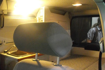 VW Caddy оборудован и местами для сна, и кухонькой, но может использоваться и для поездок на работу