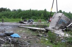 При аварийной посадке на шоссе в Карелии разбился Ту-134