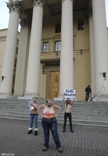 Активистки Femen разделись у белорусского КГБ в Минске