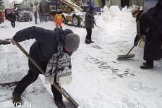 Власти Беларуси бросили проституток на уборку снега