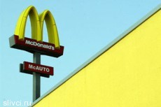 Сотрудника McDonald's арестовали за плевки в чай клиентов