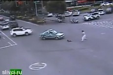 Папа выпрыгнул из машины за выпавшим ребенком