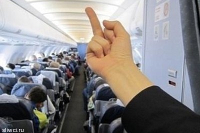 "Аэрофлот" уволил стюардессу за фото с неприличным жестом