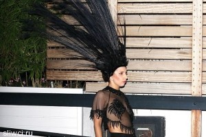 Леди Гага одела на голову корону из перьев и полностью разделась