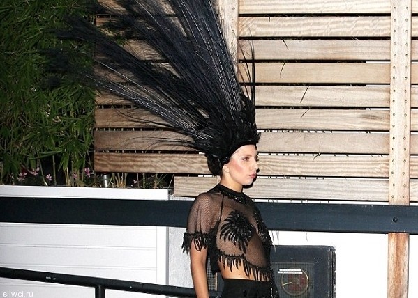 Леди Гага одела на голову корону из перьев и полностью разделась