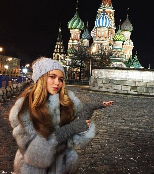 Стефания Маликова погуляла с подружкой на взрослой вечеринке
