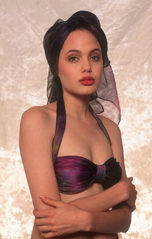 В Сети всплыли снимки 16-летней Джоли