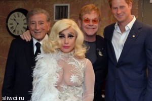 Леди Гага показала грудь принцу Гарри