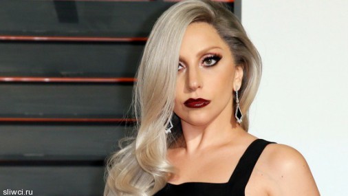 Леди Гага пришла на вечеринку в одних трусах