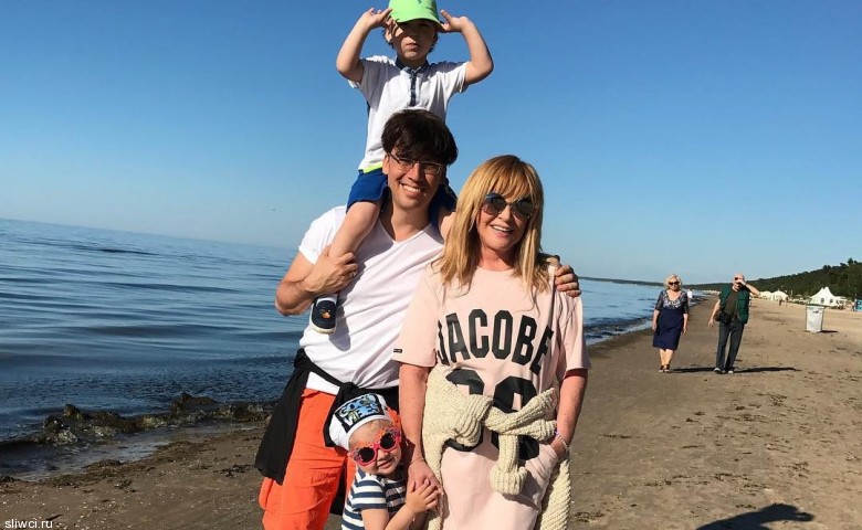 Дочка Пугачевой устроила фееричные танцы на юрмальском пляже