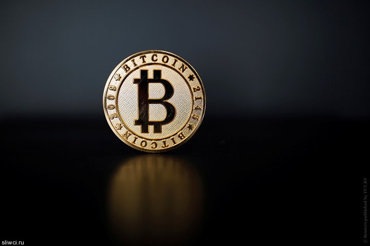 Курс самой популярной в мире криптовалюты биткоин упал