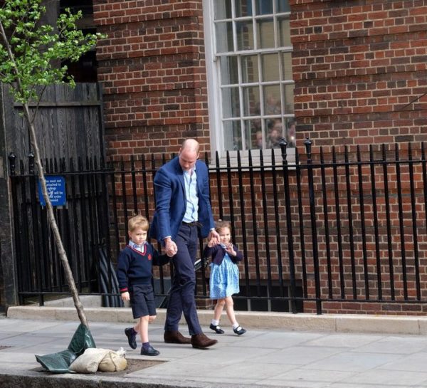 Герцог и герцогиня Кембриджские показали новорожденного принца 