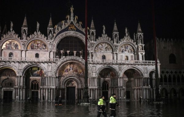 Затоплено уже примерно 70% Венеции