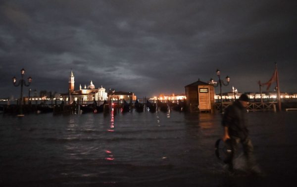 Затоплено уже примерно 70% Венеции